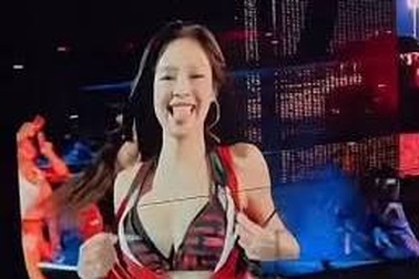 Bùng nổ tranh cãi về 3 giây khoe nội y của Jennie ngay trên sân khấu