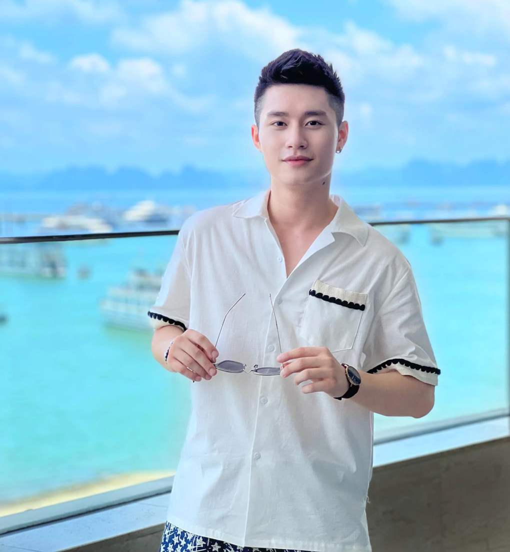 Chàng trai màu tím được trao nhầm hoa kết đôi vì quá... đẹp trai - 5 Chàng trai màu tím được trao nhầm hoa kết đôi vì quá... đẹp trai - 5