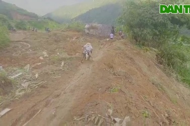 Giáo viên vùng lũ quét băng rừng vào trường dạy học cho các em