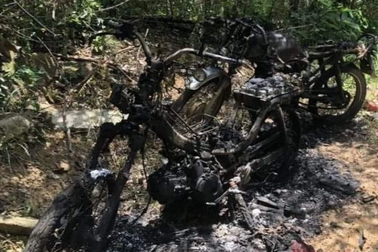Hai xe máy của cán bộ tuần tra bảo vệ rừng bị đốt cháy