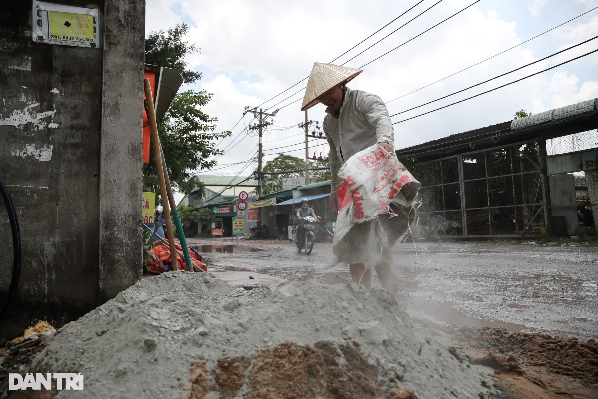 Con đường có hàng trăm ổ gà, hố bom khiến người dân ngao ngán ở TPHCM - 9 Con đường có hàng trăm ổ gà, hố bom khiến người dân ngao ngán ở TPHCM - 9
