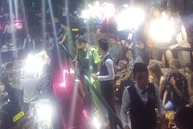 Chó nghiệp vụ phát hiện nhiều viên nén nghi ma tuý, khi kiểm tra quán bar