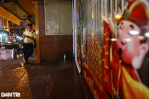 Tiệm vàng tại TPHCM dịp vía Thần Tài: Nhân viên đến sớm phải... chờ cửa