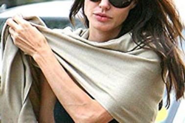 Angelina Jolie đã đổi họ cho con trai Pax Thiên