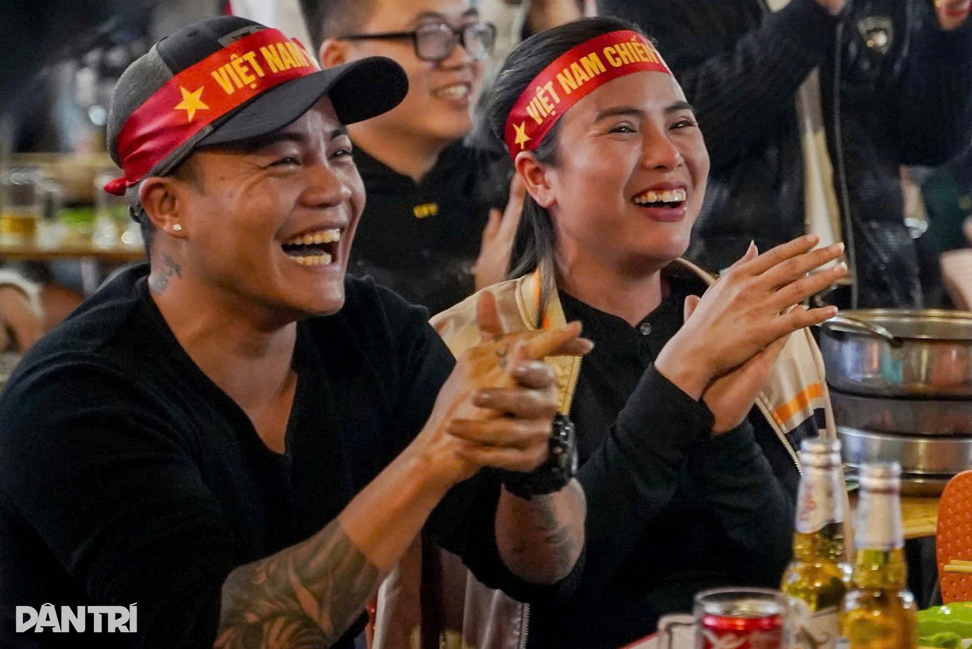 Người hâm mộ TPHCM nhảy múa khi đội tuyển Việt Nam chiến thắng - 14 Người hâm mộ TPHCM nhảy múa khi đội tuyển Việt Nam chiến thắng - 14