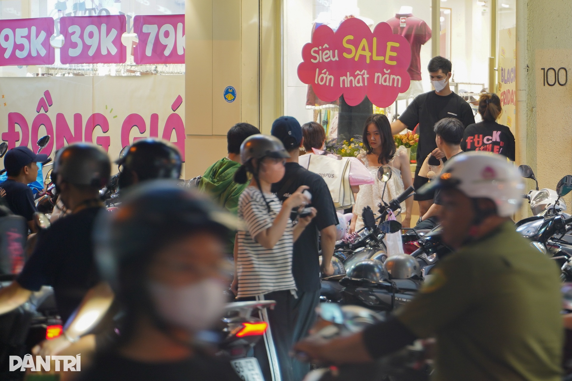 Giới trẻ TPHCM nhộn nhịp săn hàng giảm giá dịp Black Friday 2024 - 8 Giới trẻ TPHCM nhộn nhịp săn hàng giảm giá dịp Black Friday 2024 - 8