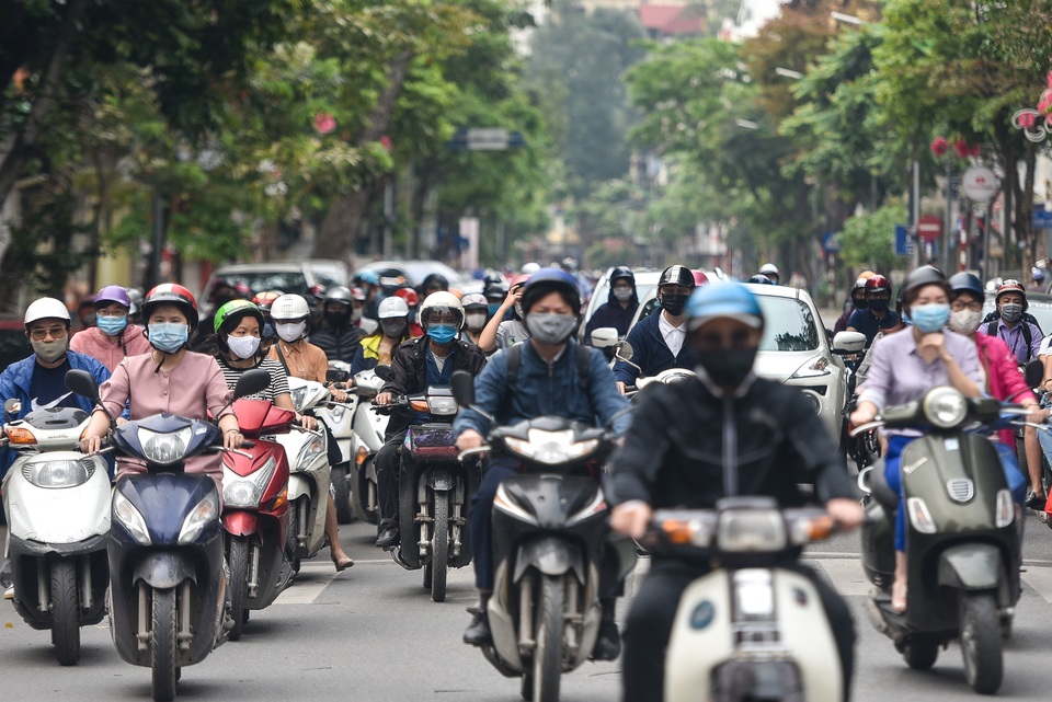 Phố phường Hà Nội đông đúc, nhiều hàng quán rậm rịch mở lại - 1 Phố phường Hà Nội đông đúc, nhiều hàng quán rậm rịch mở lại - 1