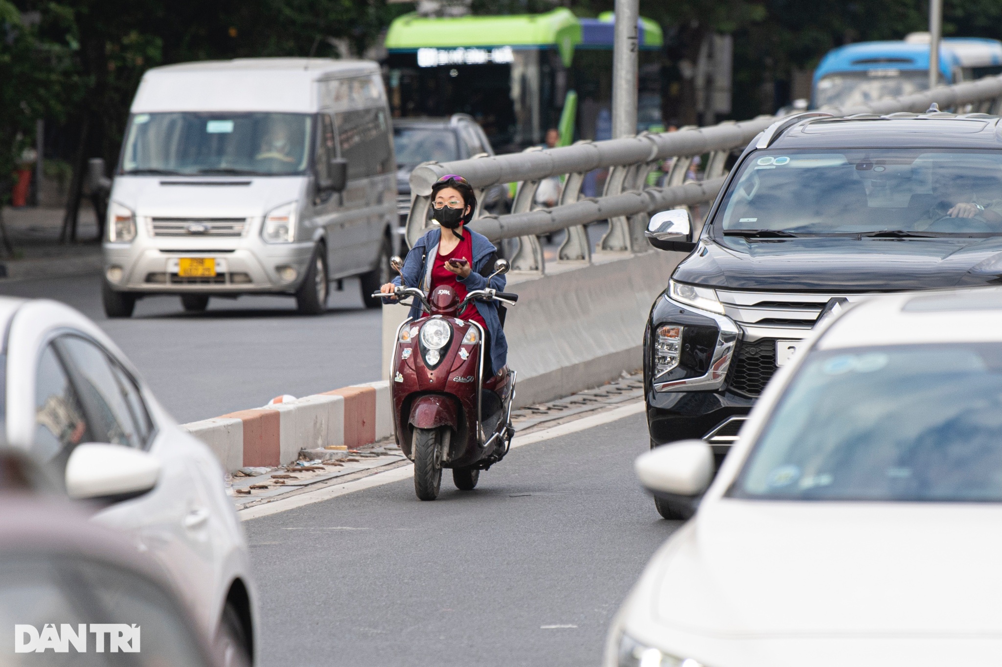 Hàng loạt xe máy quay đầu chạy, né CSGT ở đường vành đai 2 trên cao - 4