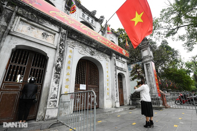 Đền chùa đóng cửa, dân công sở tranh thủ đi lễ vái vọng từ xa - 2 Đền chùa đóng cửa, dân công sở tranh thủ đi lễ vái vọng từ xa - 2
