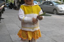 Cô bé "chân voi" ăn xin cầu sự sống