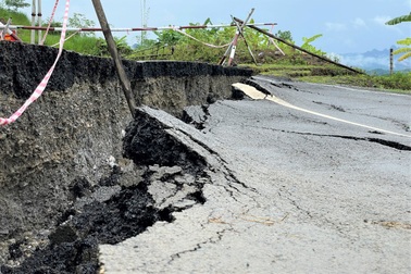 Đường 750 tỷ đồng ở Hòa Bình nứt toác, sụt lún sâu cả mét