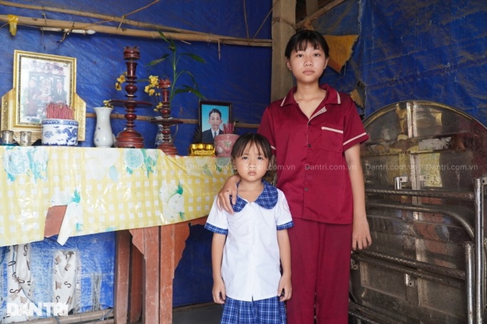 Cha mất, mẹ bỏ đi, bé gái 14 tuổi bỏ học đi làm nuôi em - 1 Cha mất, mẹ bỏ đi, bé gái 14 tuổi bỏ học đi làm nuôi em - 1