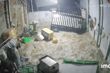 Khoảnh khắc sóng biển giật sập cổng, ập vào nhà dân do bão số 13