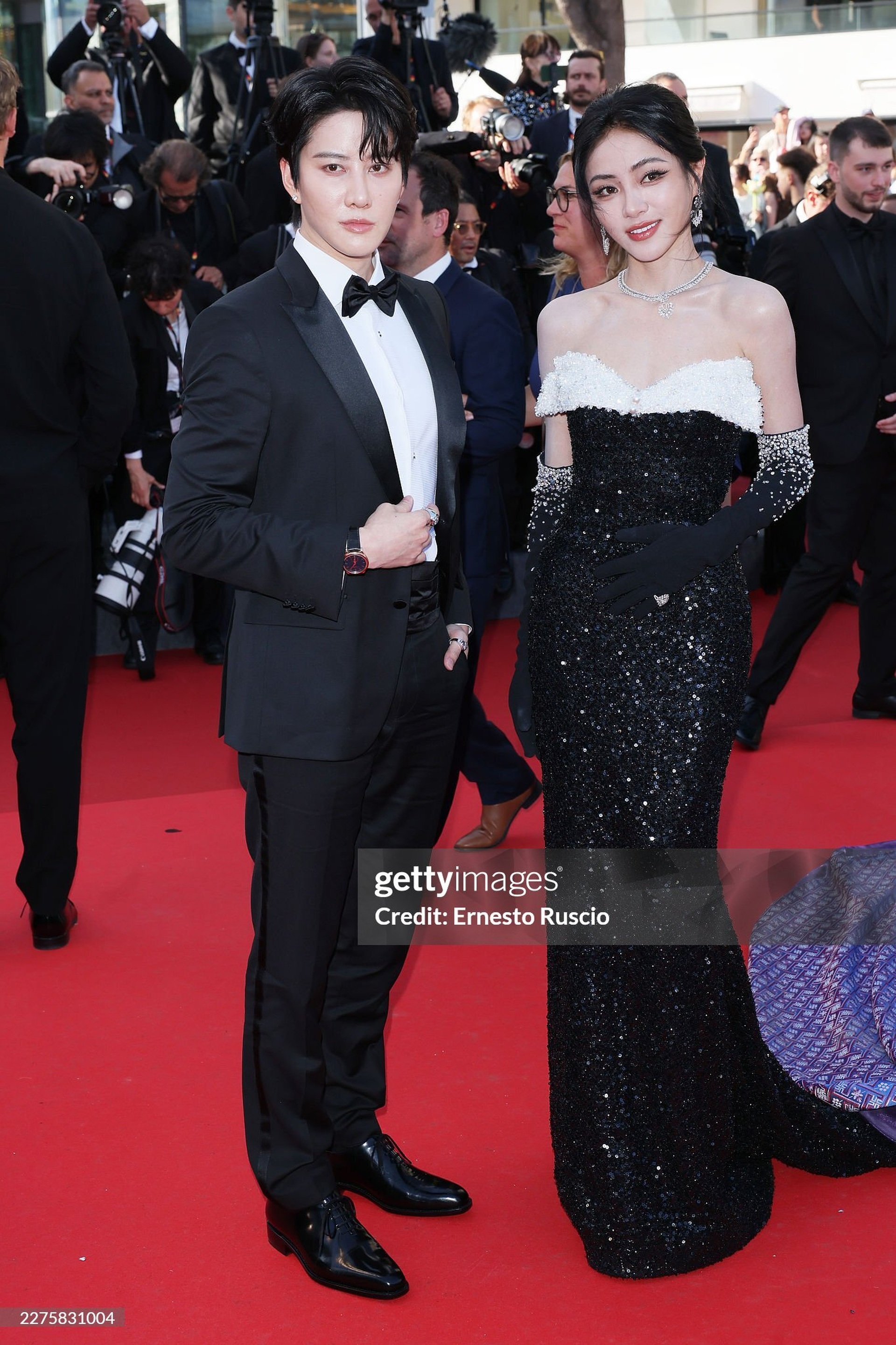Cannes cấm hở bạo, dàn mỹ nhân quốc tế lách luật thế nào trong lễ khai mạc? - 15
