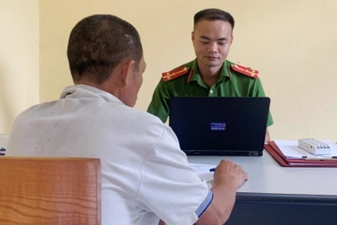 Ném đá vỡ kính tàu hỏa vì bị bụi bay vào mắt