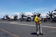 Tàu sân bay Mỹ phô diễn sức mạnh trên Biển Đông