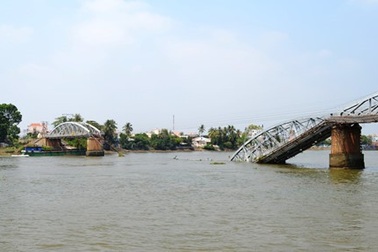 Vụ sà lan tông sập cầu Ghềnh: Yêu cầu bồi thường gần 9 tỉ đồng