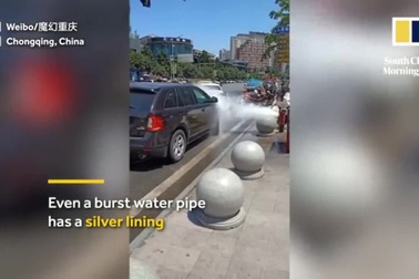 Ống nước cứu hỏa bị vỡ, nhiều tài xế tranh thủ... rửa xe miễn phí