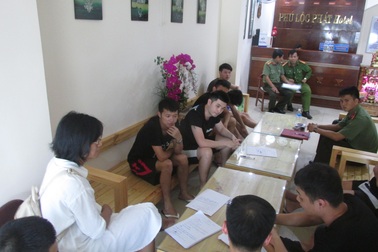 Triệt phá nhóm người Trung Quốc bao nguyên khách sạn để đánh bạc qua mạng