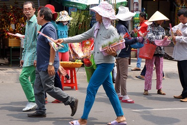 Hàng rong, vé số “bủa vây” khách hành hương đến Chùa Bà
