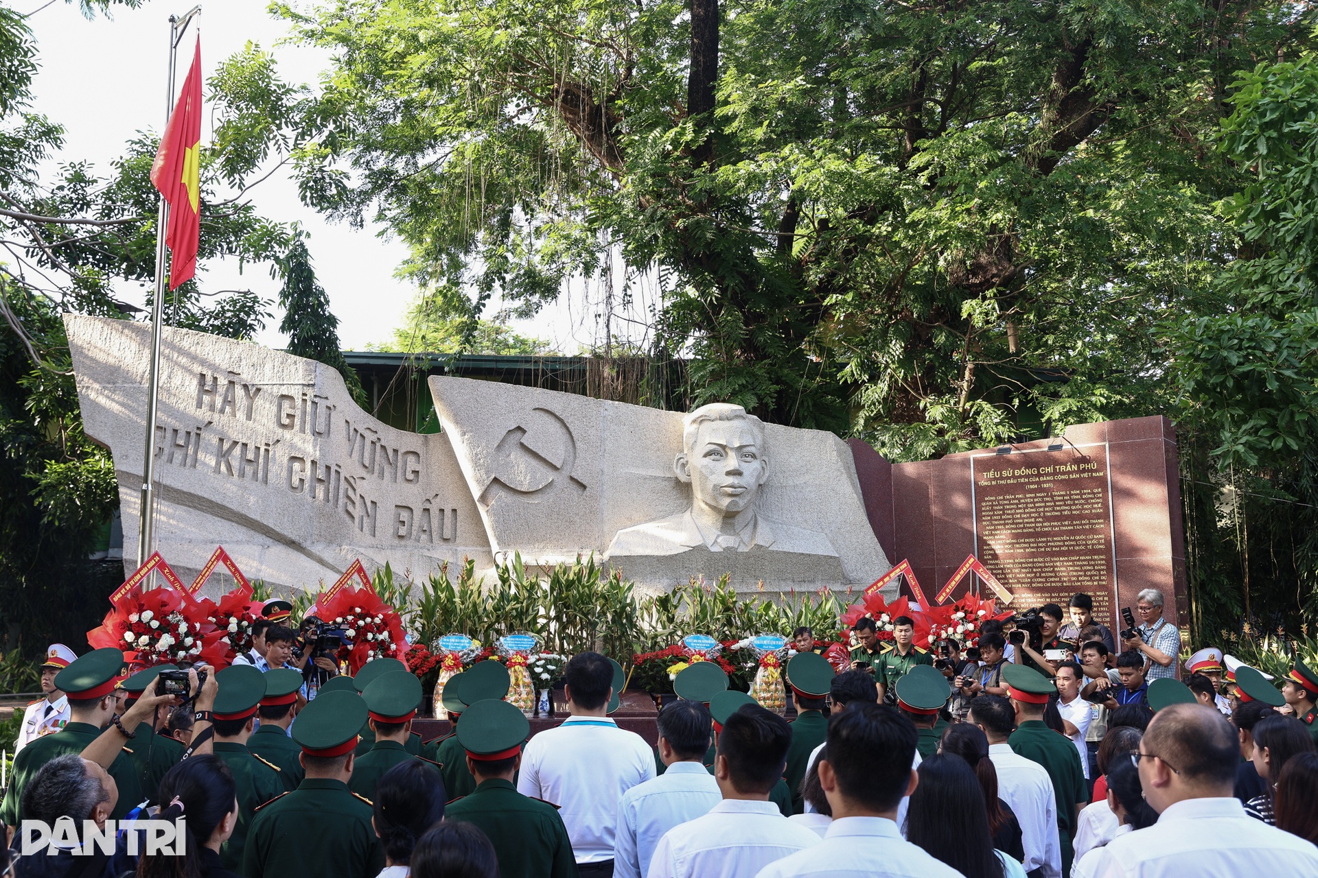 Đại tướng Nguyễn Trọng Nghĩa thị sát việc tìm kiếm hài cốt liệt sĩ ở Công viên Lê Thị Riêng - 2