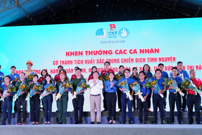 Ông Dương Anh Đức, phó chủ tịch UBND TP.HCM và chị Phan Thị Thanh Phương, bí thư Thành đoàn TP.HCM, tặng hoa các cá nhân, tập thể được biểu dương - Ảnh: K.ANH