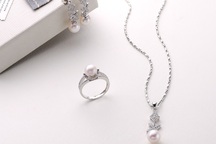 Bạn sẽ đẹp hơn khi biết kết hợp trang sức với trang phục