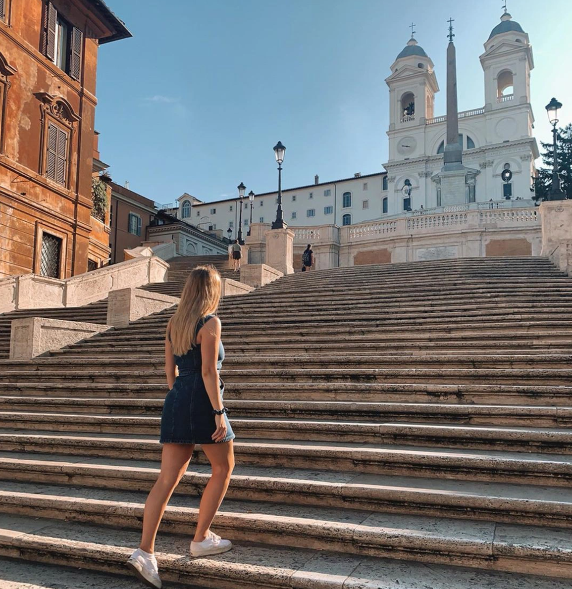 Du khách Mỹ bị cấm trọn đời vì phá hoại di tích 300 năm tuổi ở Rome - 2 Du khách Mỹ bị cấm trọn đời vì phá hoại di tích 300 năm tuổi ở Rome - 2