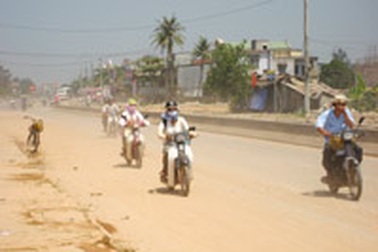 Bụi đất “tấn công” cửa ngõ thành phố 