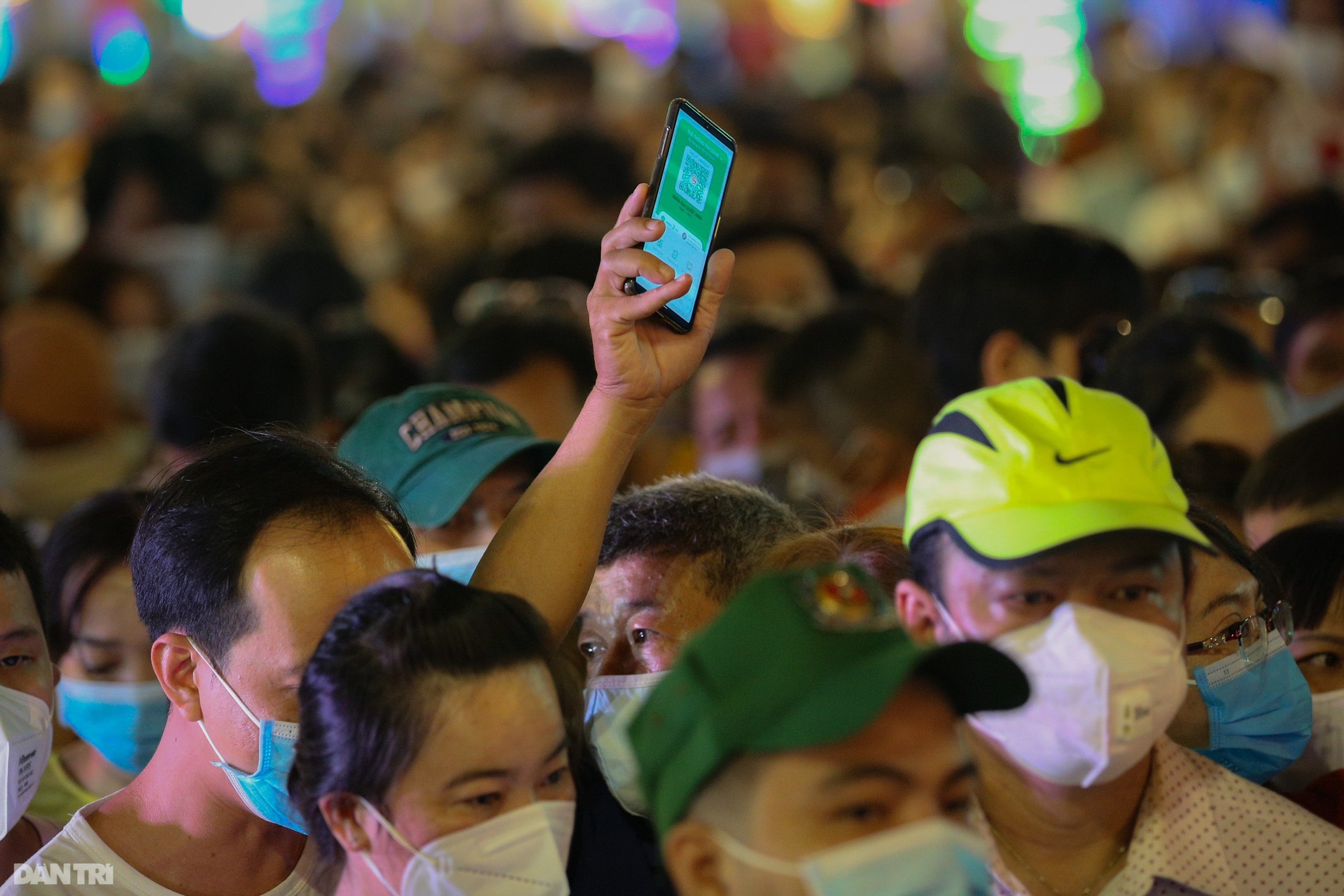 Hàng nghìn người dân Sài Gòn chen chân tham quan đường hoa Nguyễn Huệ - 6