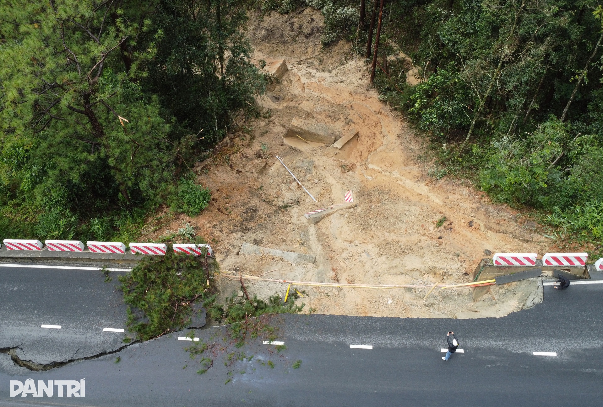 Đèo Prenn nứt toác sau mưa lớn: Tuyến huyết mạch Đà Lạt - TPHCM tê liệt - 2