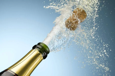 Chai sâm panh có thể gây ra sóng xung kích khi mở nút