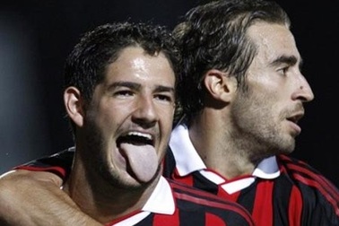 Cú đúp của Pato giúp AC Milan chiến thắng trận đầu