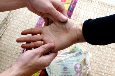 Bạn trẻ “tiền mất, tật mang” vì tin lời bói toán đầu năm