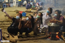 Chủ tịch TPHCM: Chụp ảnh cũng phải đeo khẩu trang