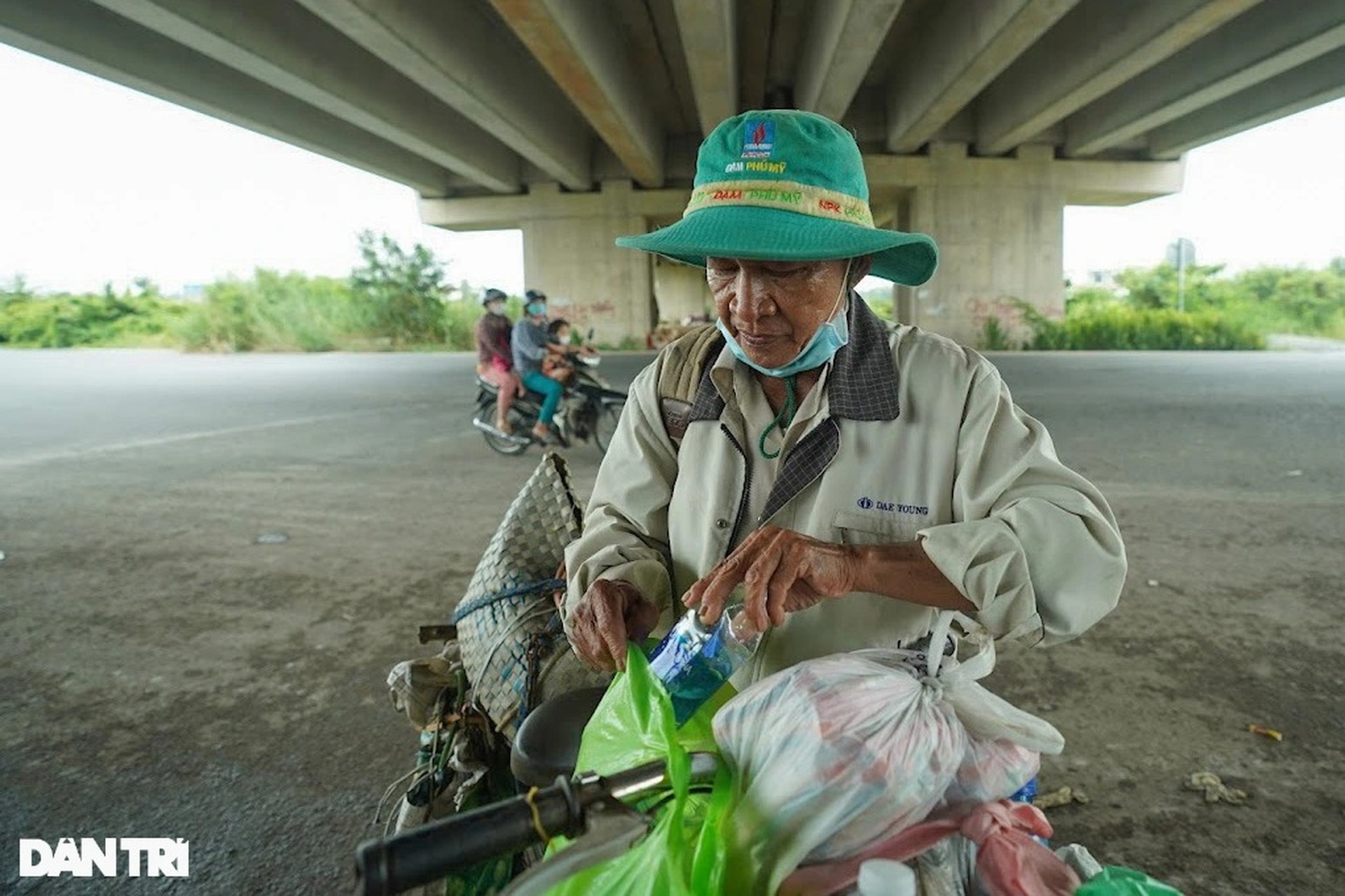 Rưng rưng cảnh lão Hạc đạp xe chở cậu  Vàng từ TPHCM về quê Bến Tre - 2