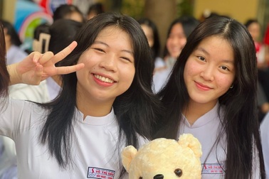 Cô giáo có 2 con thủ khoa: "Mẹ làm nghề giáo, con có điều kiện hơn bạn bè"