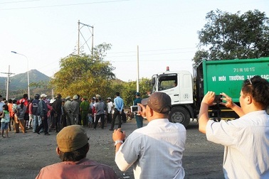 Người dân chặn xe chở rác… vì bị cấm nhặt rác “kiếm cơm”