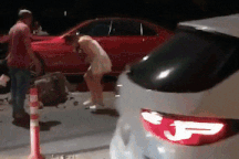 Xe Mercedes nát đầu khi đâm vào cầu vượt, cô gái lảo đảo bước lên ghế lái