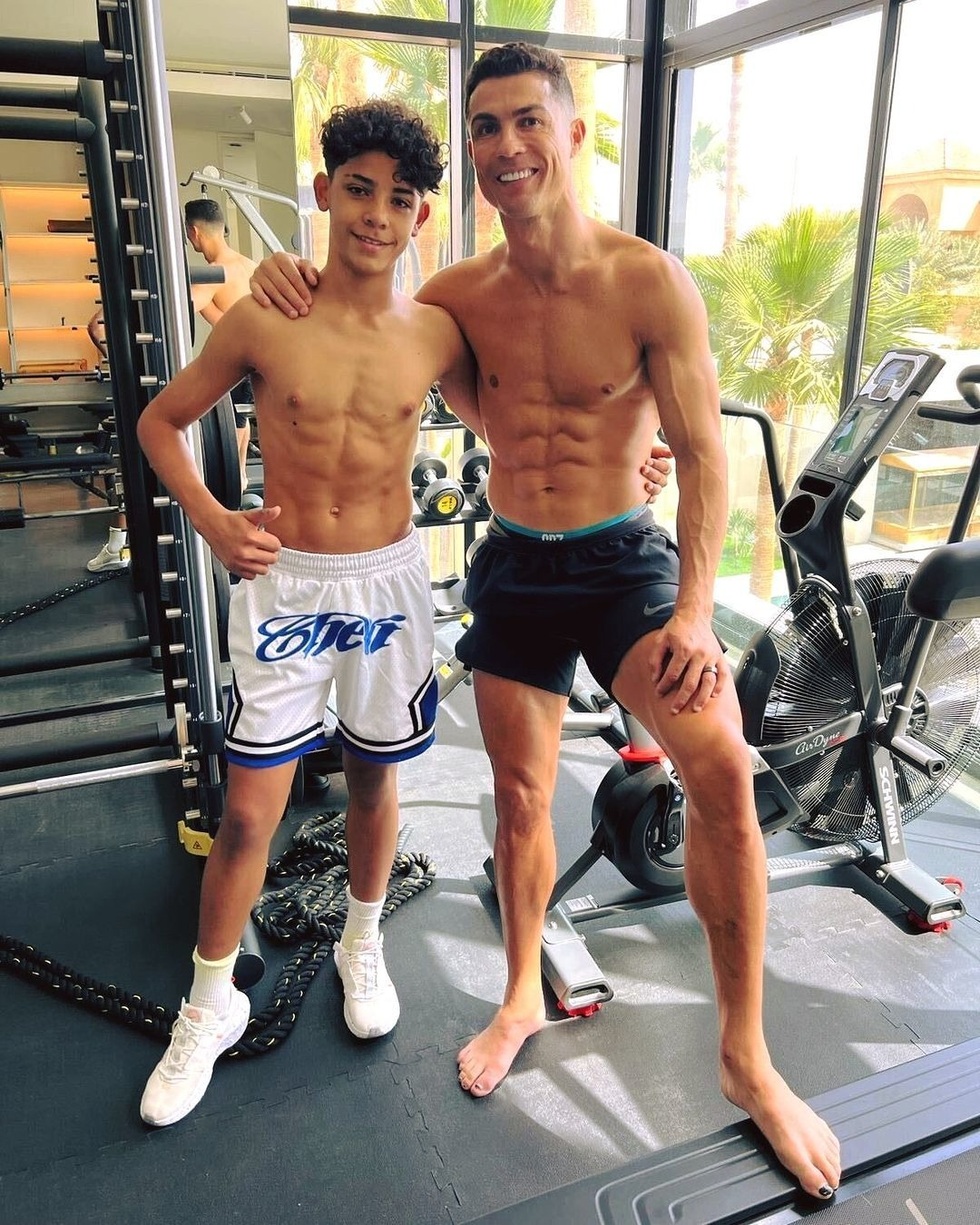 Cách Ronaldo nuôi dạy con cái khi gia đình không có gì ngoài điều kiện - 1 Cách Ronaldo nuôi dạy con cái khi gia đình không có gì ngoài điều kiện - 1