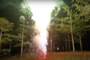 Chủ kênh Vlog đốt pháo hoa nghi ở rừng thông Đà Lạt giữa đỉnh điểm mùa khô?