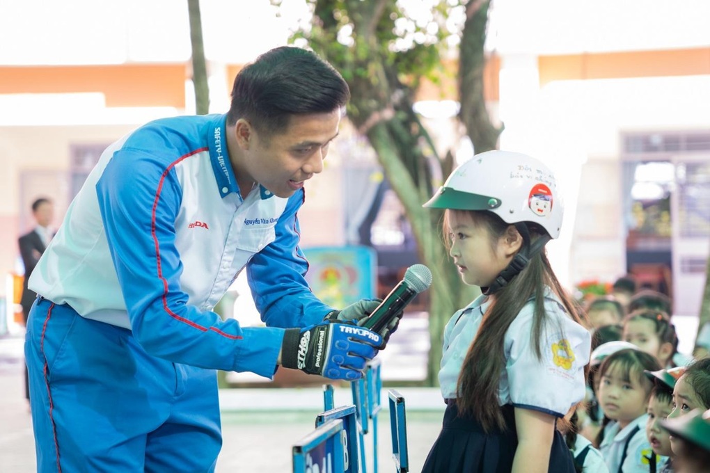 1.400 học sinh và phụ huynh được đào tạo kiến thức an toàn giao thông từ Honda - 2 1.400 học sinh và phụ huynh được đào tạo kiến thức an toàn giao thông từ Honda - 2