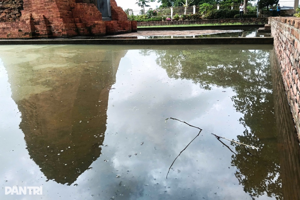 តំបន់ប្រាង្គបុរាណអាយុមួយពាន់ឆ្នាំ ស្ថិតក្នុងសម្បត្តិជាតិពិសេស... ទឹកជំនន់រាល់ពេលមានភ្លៀងធ្លាក់ខ្លាំង - 3 Khu tháp cổ nghìn tuổi ở di tích quốc gia đặc biệt... cứ mưa lớn là ngập - 3