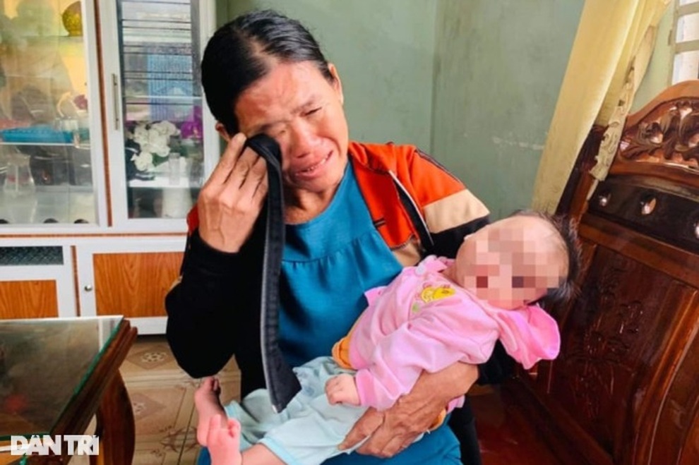 Xót xa chồng tay ôm tro cốt vợ, tay bế con gái sinh non khóc ngất đòi sữa - 5 Xót xa chồng tay ôm tro cốt vợ, tay bế con gái sinh non khóc ngất đòi sữa - 5
