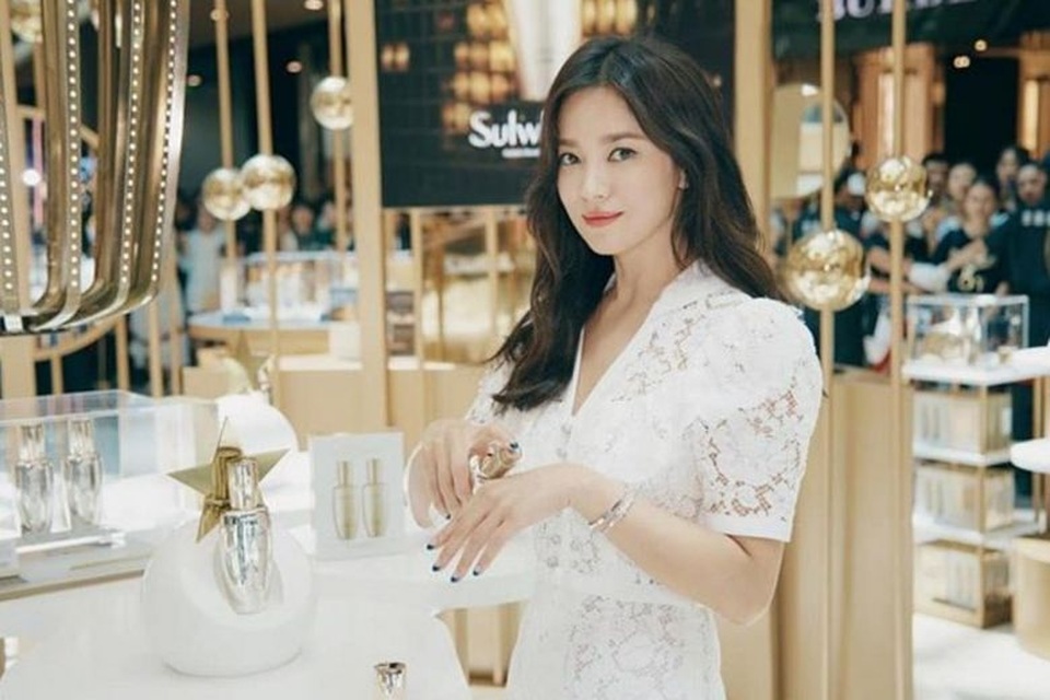 Song Hye Kyo chụp ảnh cùng người khác phái nhân dịp sinh nhật - 3 Song Hye Kyo chụp ảnh cùng người khác phái nhân dịp sinh nhật - 3