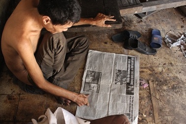 Người đàn ông tâm thần ở Hà Nội nhiều năm bị đổ rác trước nhà