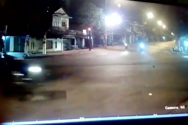 Hai xe máy sánh đôi vượt đèn đỏ gây tai nạn liên hoàn