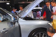 Dân ngừng mua xe chờ giảm phí trước bạ, đại lý "méo mặt" lo "đóng băng"