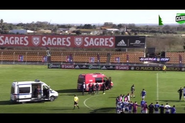 Đang thi đấu, cầu thủ bất ngờ đổ gục xuống sân