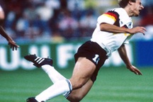 “Vũ công” Jurgen Klinsmann với màn nhào lộn không tưởng